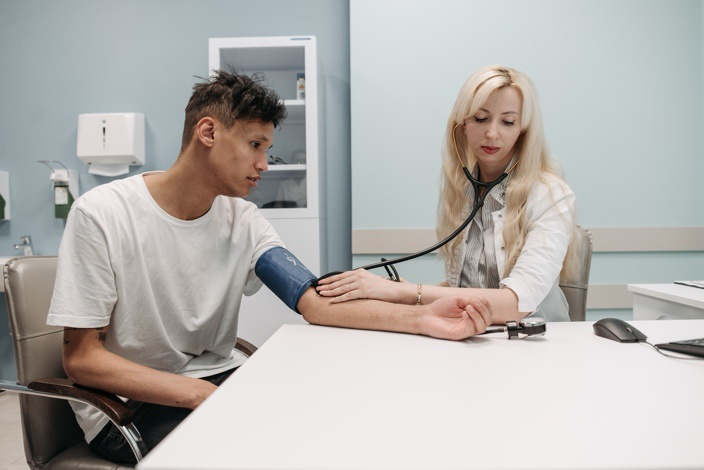 Patient meeting with a gastroenterologist to discuss colonoscopy results and long-term digestive health.